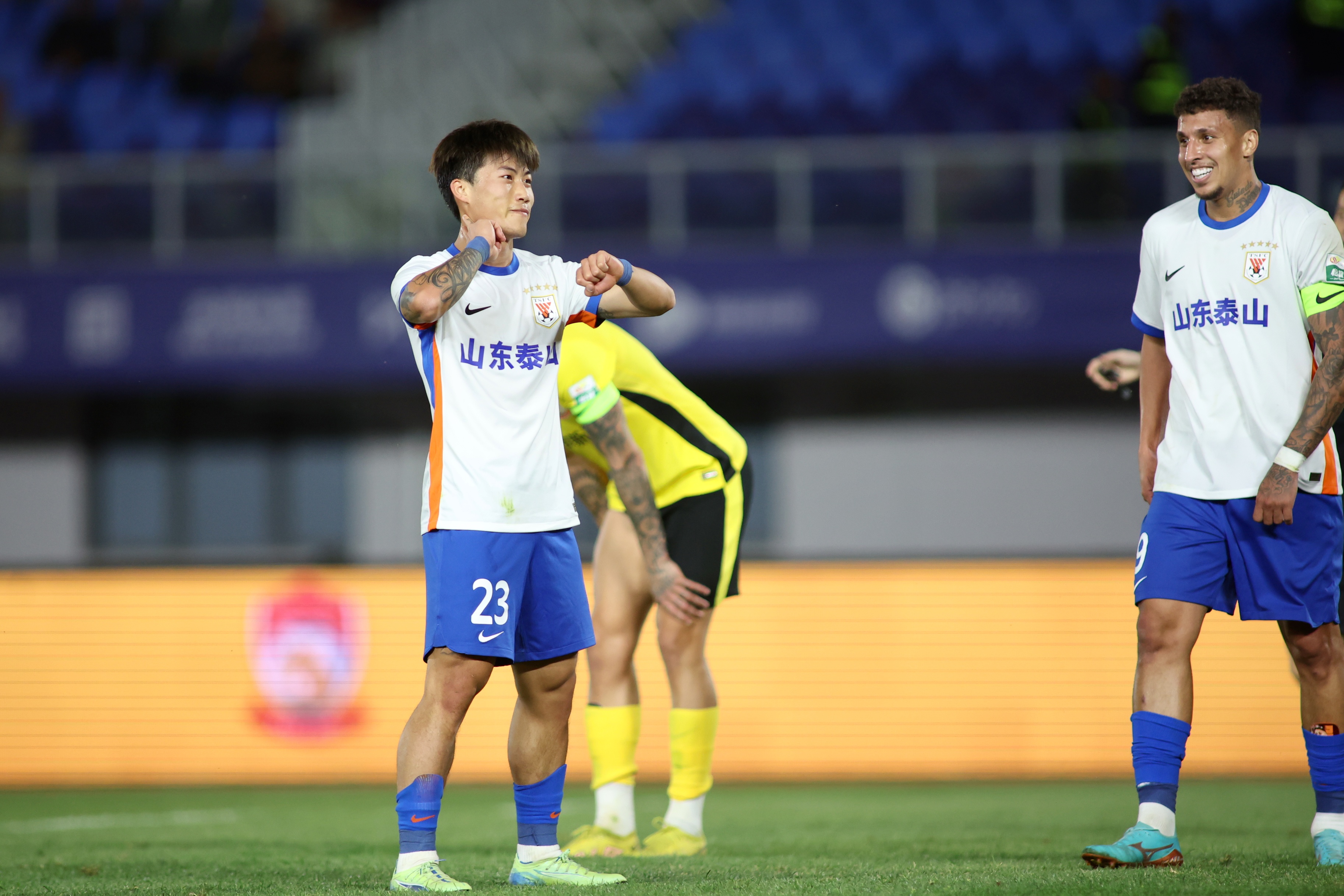 多多28注册-鲁媒：德转更新泰山球员号码，谢文能改穿7号、彭啸改穿3号