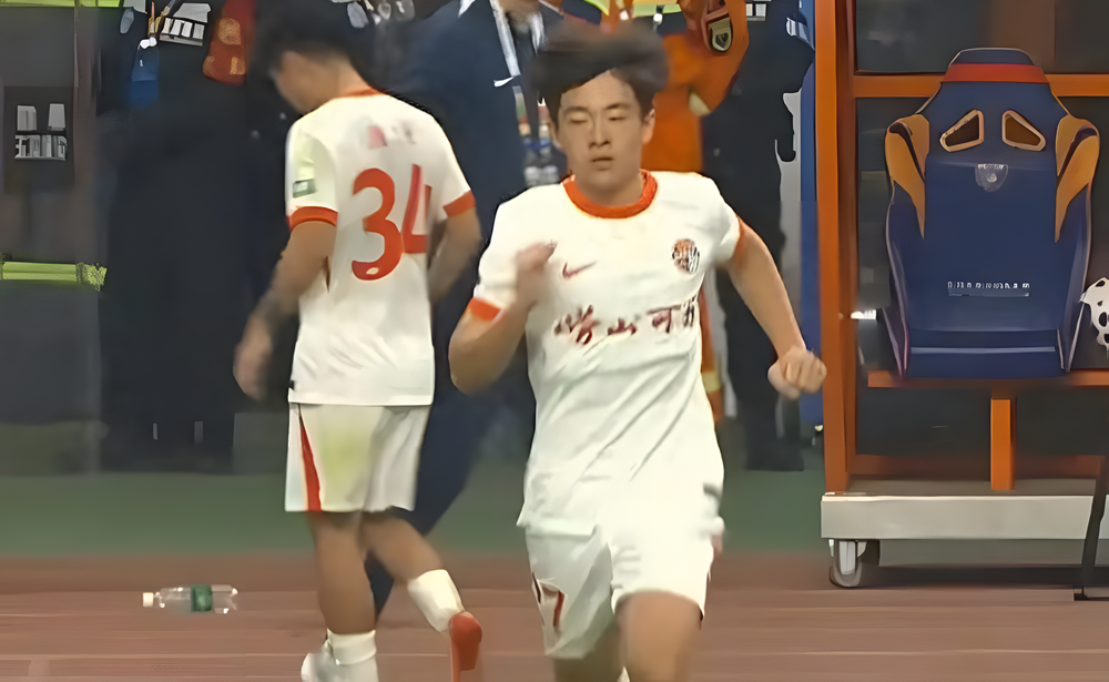 多多28APP-“中超神童”被盯上了！南美球探：习惯低头带球，阅读比赛稚嫩